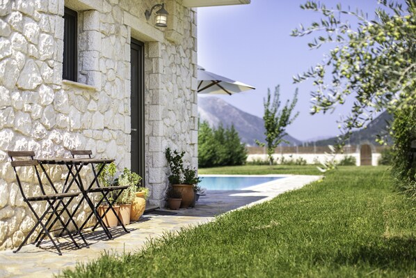 Outdoor dining - Villa 'Avesta Private Villas - Niovi' with Sea View, Private Pool and Air Conditioning (Lefkada)