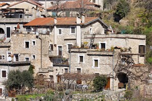 Exterior - Apartment 'La Casa Della Lavanda' with Mountain View, Private Terrace and Wi-Fi (Castelvecchio di Rocca Barbena)