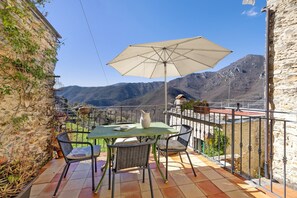 Outdoor dining - Apartment 'La Casa Della Lavanda' with Mountain View, Private Terrace and Wi-Fi (Castelvecchio di Rocca Barbena)