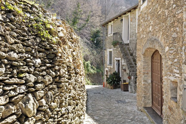 Property grounds - Apartment 'La Casa Della Lavanda' with Mountain View, Private Terrace and Wi-Fi (Castelvecchio di Rocca Barbena)