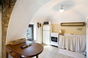 Frigorifero, microonde, forno, piano cottura