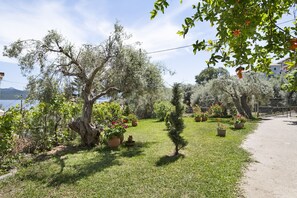 Property grounds - Studio Apartment 'With Garden View', Wi-Fi and Air Conditioning (Nikiana)