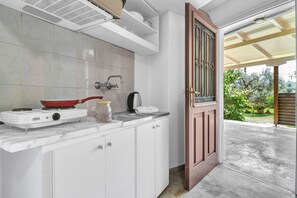 Køleskab, kogeplade, kaffe-/temaskine, elkedel