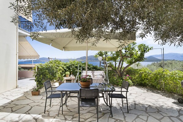 Outdoor dining - Studio Apartment 'With Garden View', Wi-Fi and Air Conditioning (Nikiana)