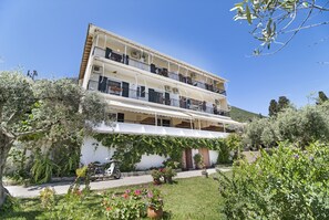 Exterior - Studio Apartment 'With Garden View', Wi-Fi and Air Conditioning (Nikiana)