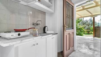 Fridge, stovetop, coffee/tea maker, electric kettle