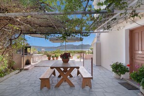 Outdoor dining - Studio Apartment 'With Mountain View' with Sea View (Nikiana)
