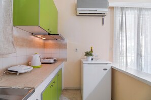 Fridge, stovetop, coffee/tea maker, electric kettle