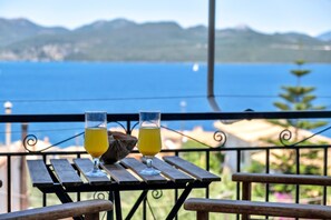 Outdoor dining - Apartment 'One Bedroom with Sea View' with Sea View (Nikiana)