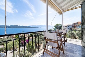 Outdoor dining - Studio Apartment 'Standard with Sea View 6' with Sea View, Wi-Fi and Air Conditioning (Nikiana)