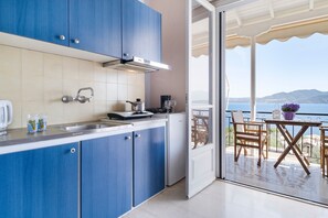 Fridge, stovetop, coffee/tea maker, electric kettle