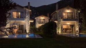 A modern villa with a swimming pool, stone facade, and a mountainous backdrop. - Villa 'Avesta Private Villas - Kallisto' with Sea View, Private Pool and Air Conditioning (Lefkada)