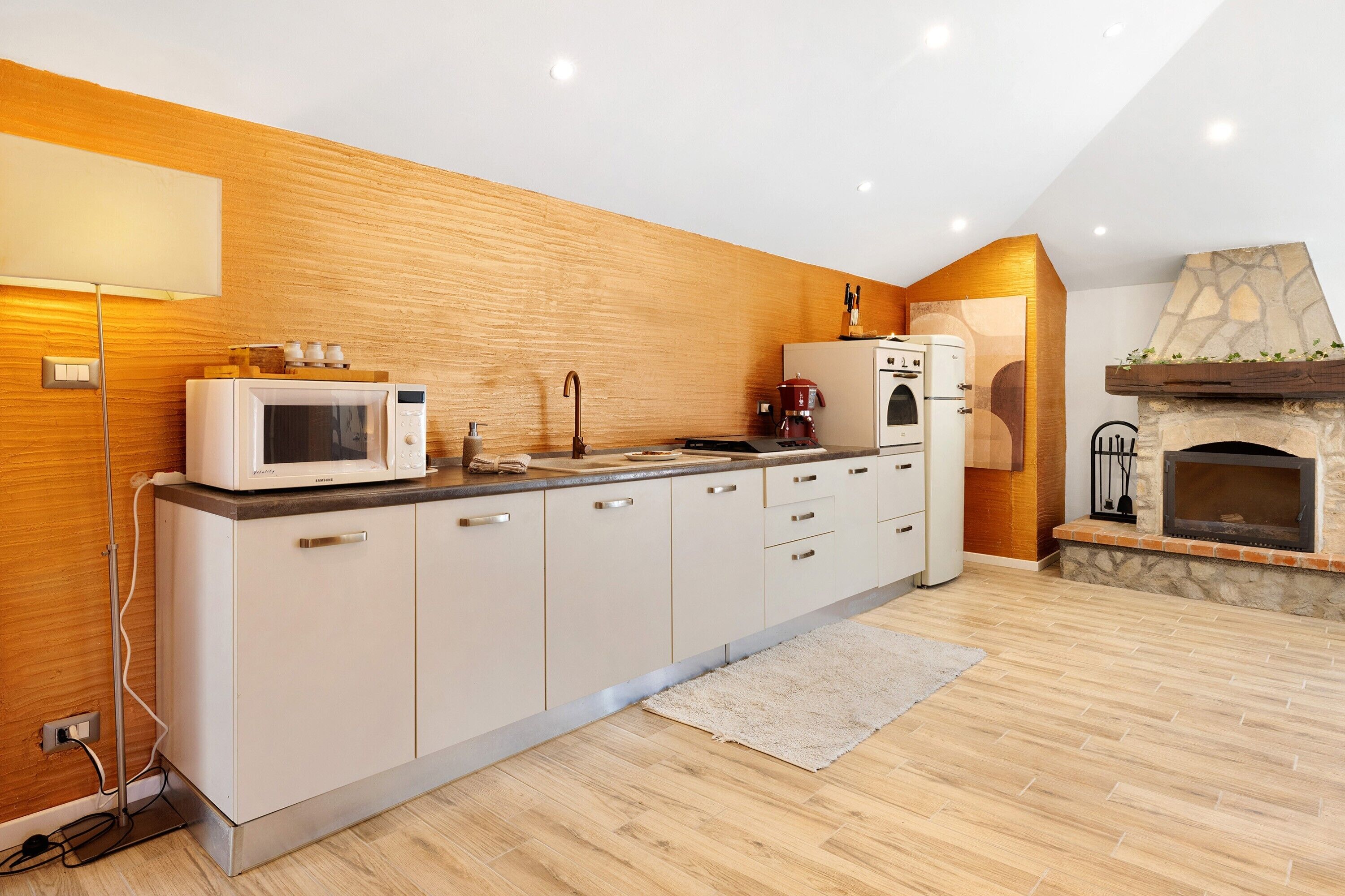 Frigorifero, microonde, forno, piano cottura