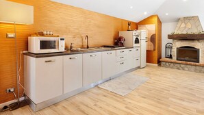 A modern kitchen with a microwave, coffee maker, and oven. - Apartment 'La Terrazza Del Tempo' with Mountain View, Wi-Fi and Air Conditioning (Castelvecchio di Rocca Barbena)