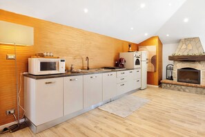 Een koelkast, een magnetron, een oven, een kookplaat