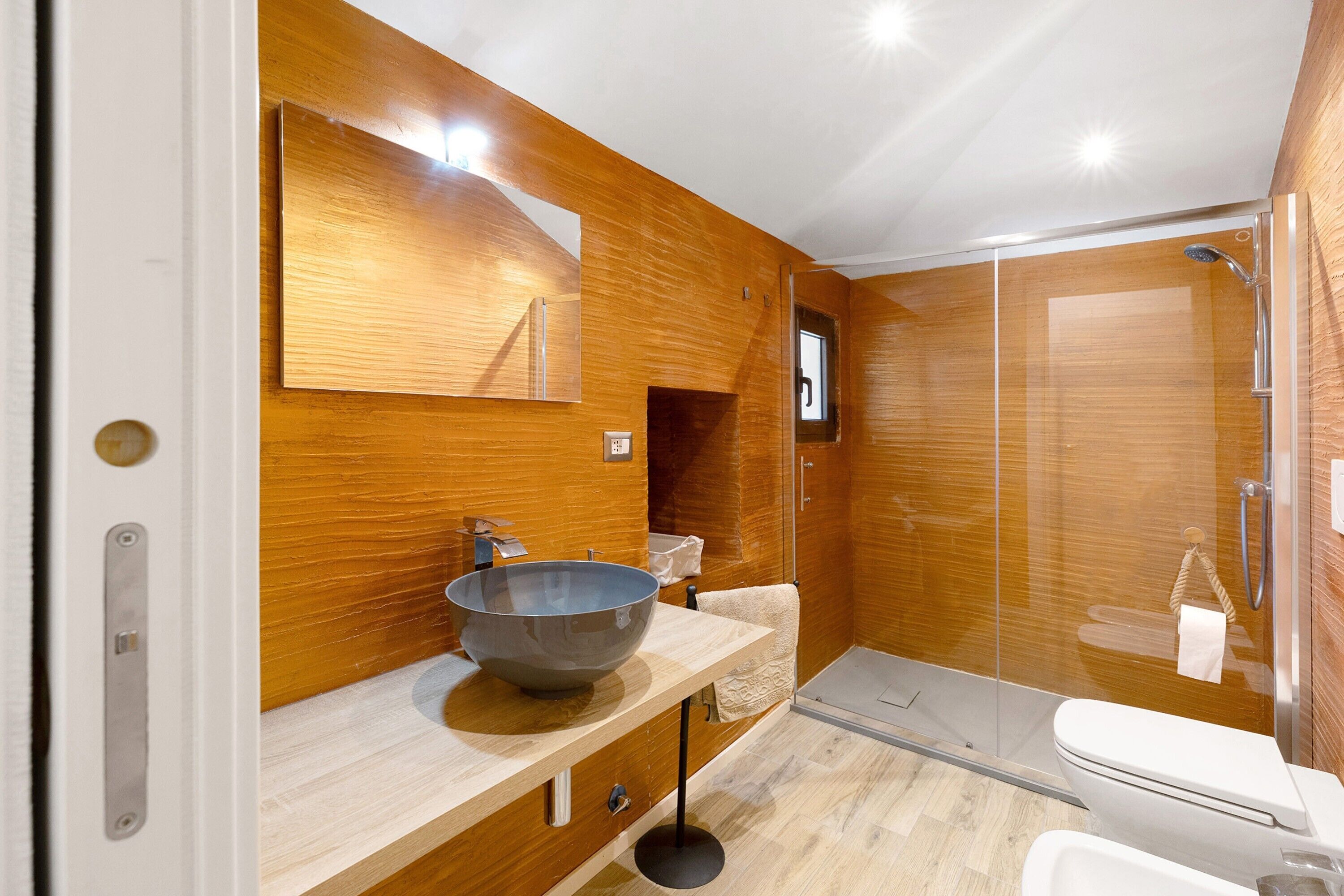 Dusche, kostenlose Toilettenartikel, Haartrockner, Handtücher