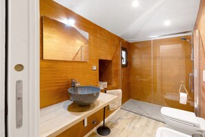 Dusche, kostenlose Toilettenartikel, Haartrockner, Handtücher