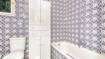 Ducha, secador de pelo y toallas