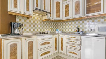 Een koelkast, een microgolfoven, een kookplaat