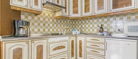 Kjøleskap, mikrobølgeovn, kokeplater og kaffetrakter/tekoker