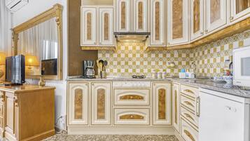 Een koelkast, een magnetron, een kookplaat