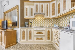 Kjøleskap, mikrobølgeovn, kokeplater og kaffetrakter/tekoker