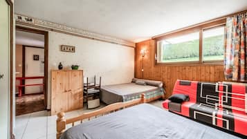 2 bedrooms, iron/ironing board, free WiFi