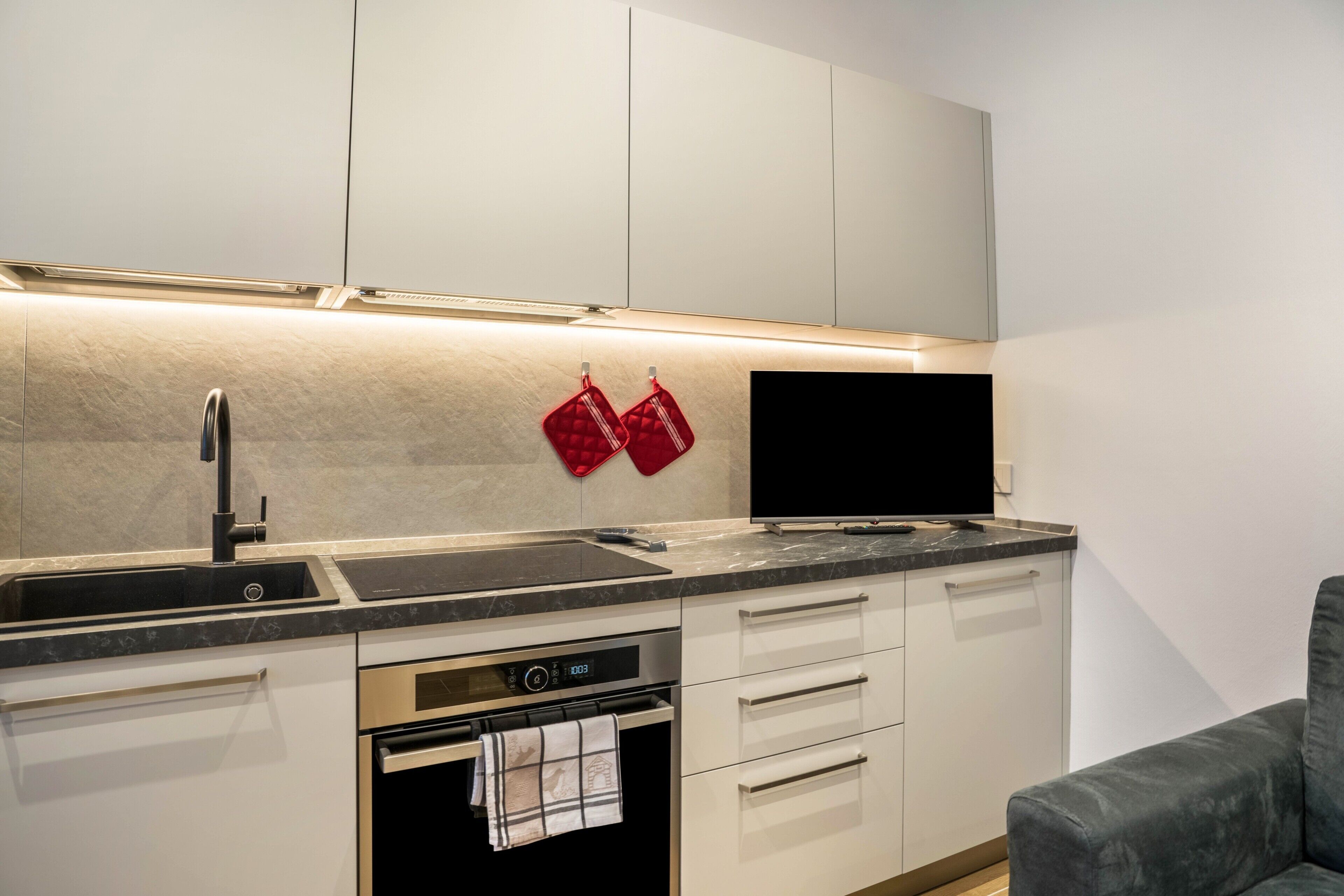 Frigorifero, forno, piano cottura, lavastoviglie