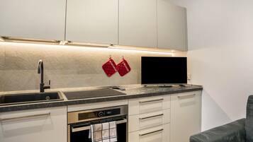 Frigorifero, forno, piano cottura, lavastoviglie