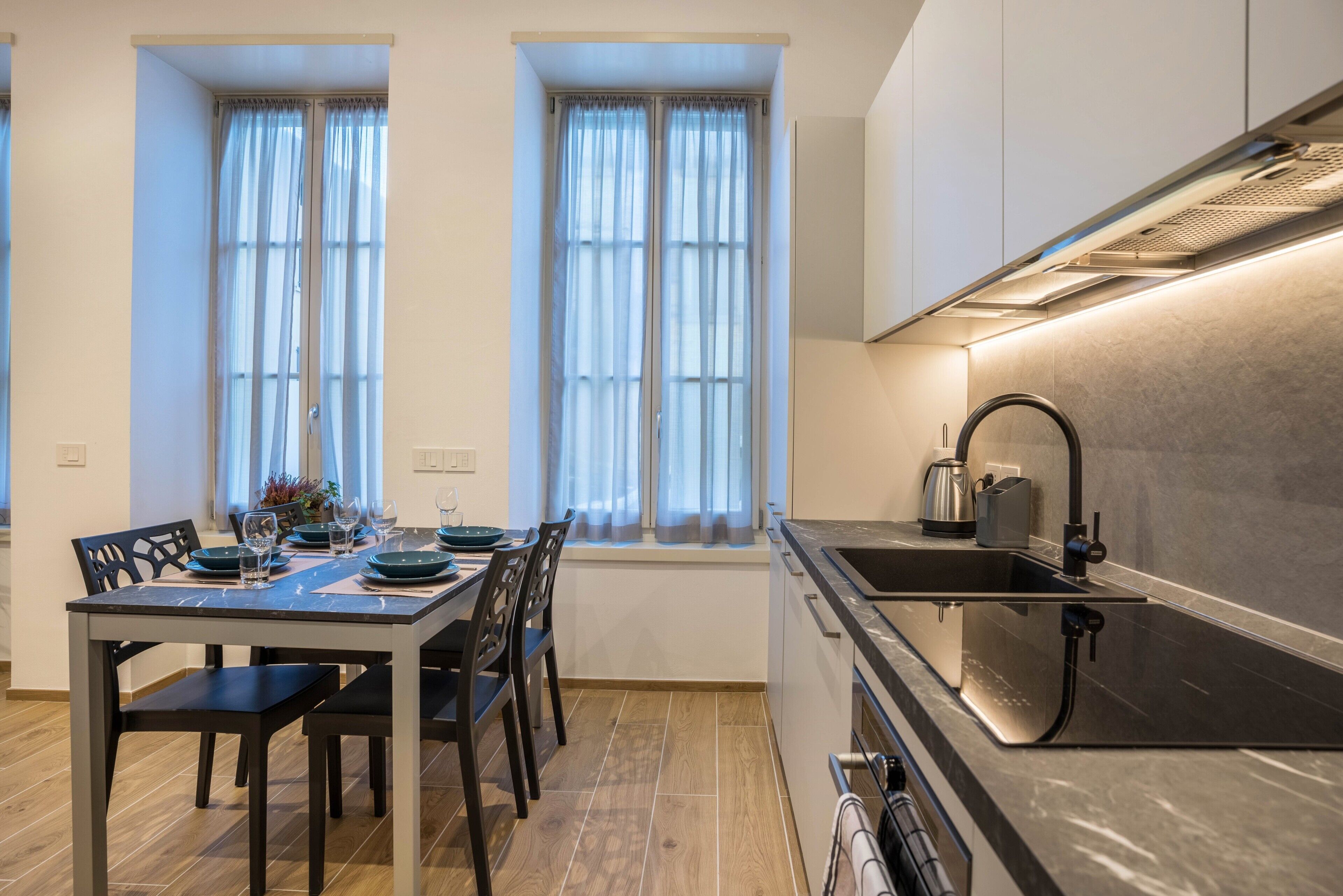 Frigorifero, forno, piano cottura, lavastoviglie