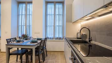 Frigorifero, forno, piano cottura, lavastoviglie