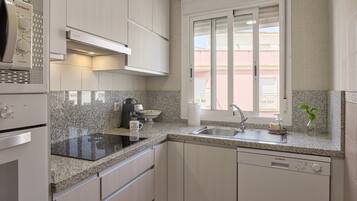 Réfrigérateur, micro-ondes, four, plaque de cuisson