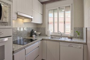 Fridge, microwave, oven, stovetop - Apartment 'La Molina' with Mountain View, Private Terrace and Balcony (Rute)