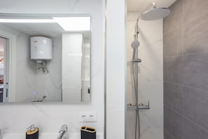 Douche, sĂšche-cheveux