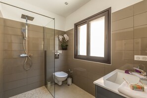 Een douche, handdoeken