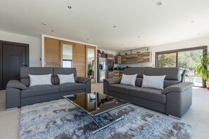 TV - Villa 'Bumortu' with Sea View, Wi-Fi and Air Conditioning (Olmeto)