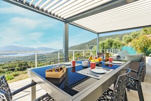 Outdoor dining - Villa 'Bumortu' with Sea View, Wi-Fi and Air Conditioning (Olmeto)