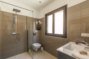 Dusche, kostenlose Toilettenartikel, Handtücher