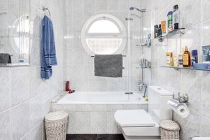 Regadera, secadora de cabello, toallas 