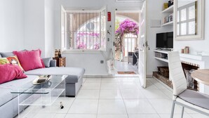 A modern living room with a sofa, coffee table, and TV. - Villa "Solaris" with Shared Pool & Wi-Fi (Torrevieja)