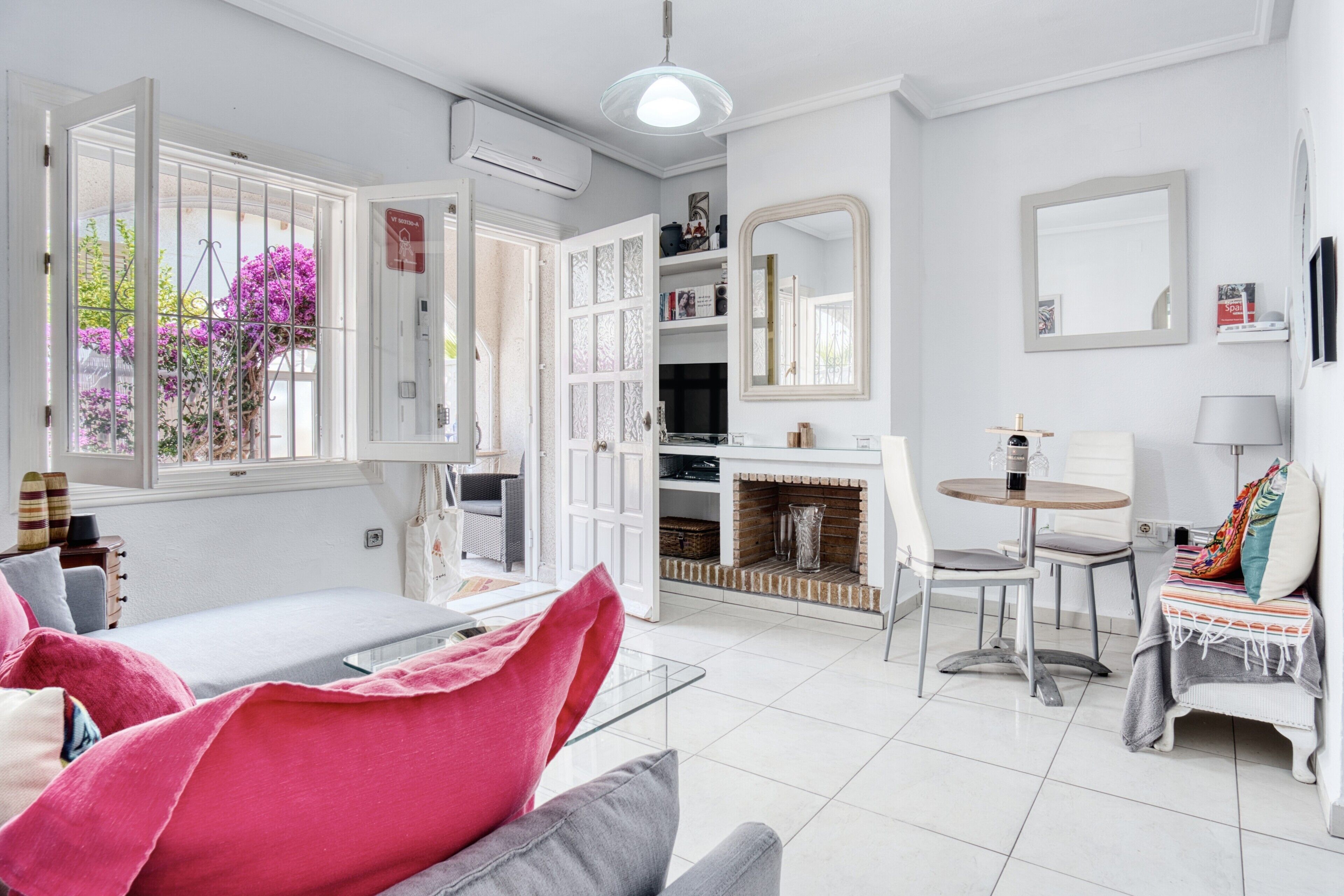 テレビ、DVD プレーヤー