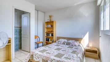 4 slaapkamers, een strijkplank/strijkijzer, gratis wifi, beddengoed