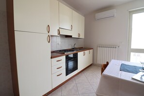 Frigorifero, forno, piano cottura, seggiolone