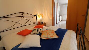 1 bedroom, iron/ironing board, WiFi (free), bed sheets