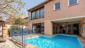 A two-story house with a swimming pool, a balcony, and a patio area. - Villa 'L'acanthe' with Private Pool, Private Terrace, and Wi-Fi (Six-Fours-les-Plages)