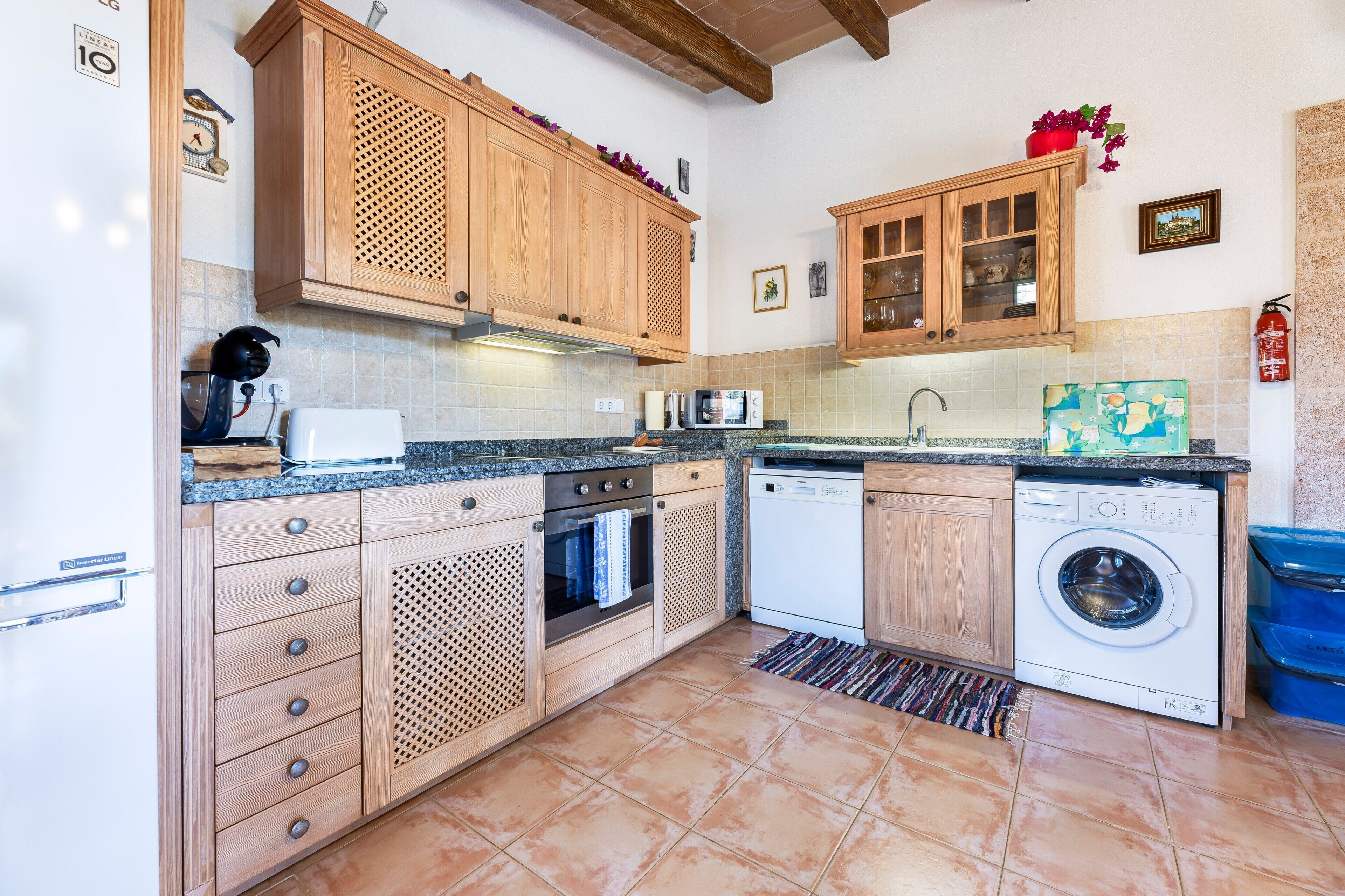 Jääkaappi, mikroaaltouuni, uuni, liesi