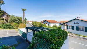 Zona residencial con casas, cielo despejado y aparcamiento.