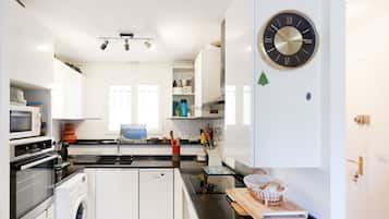 Frigorífico, microondas, horno y placa de cocina