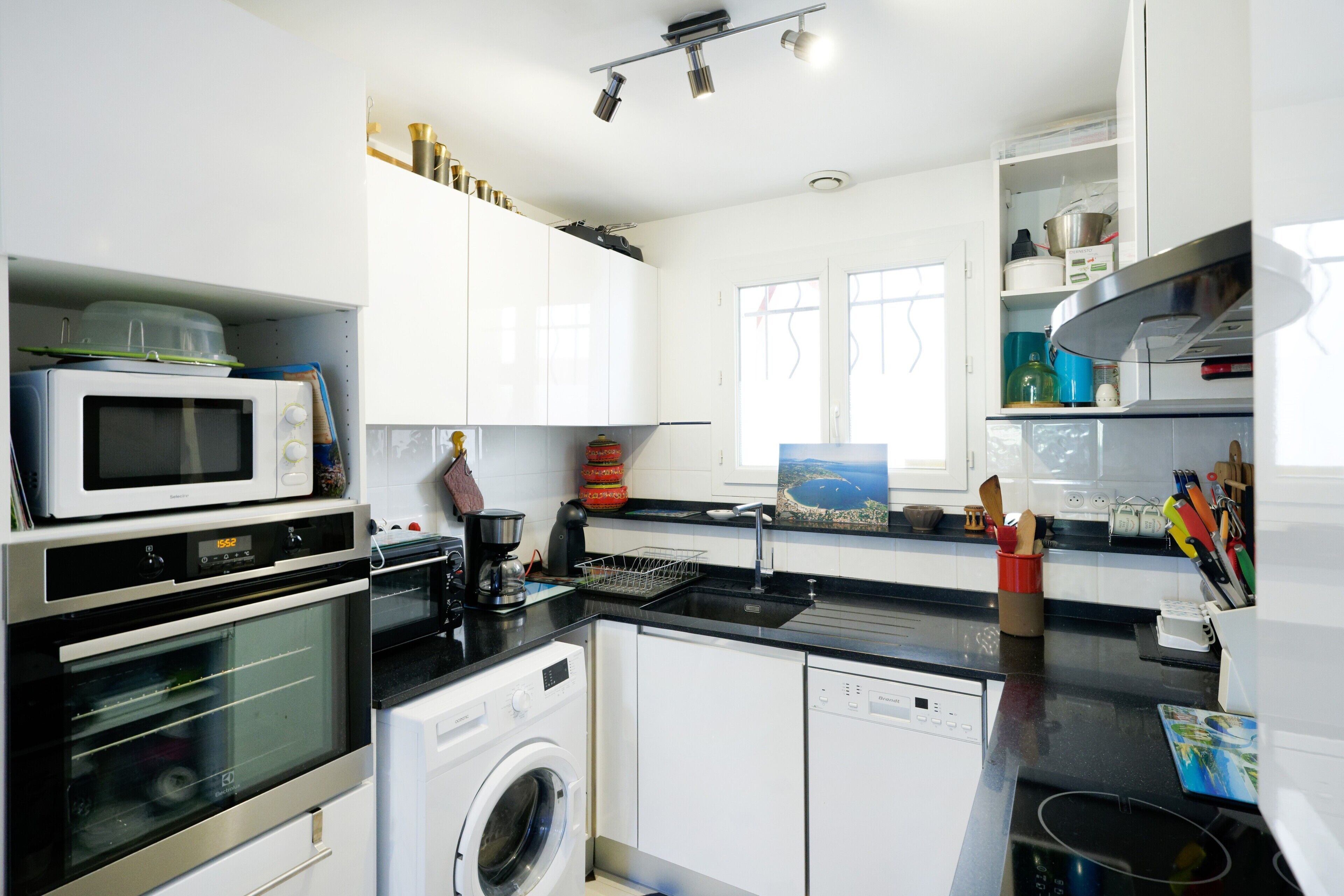 冷蔵庫、電子レンジ、オーブン、コンロ