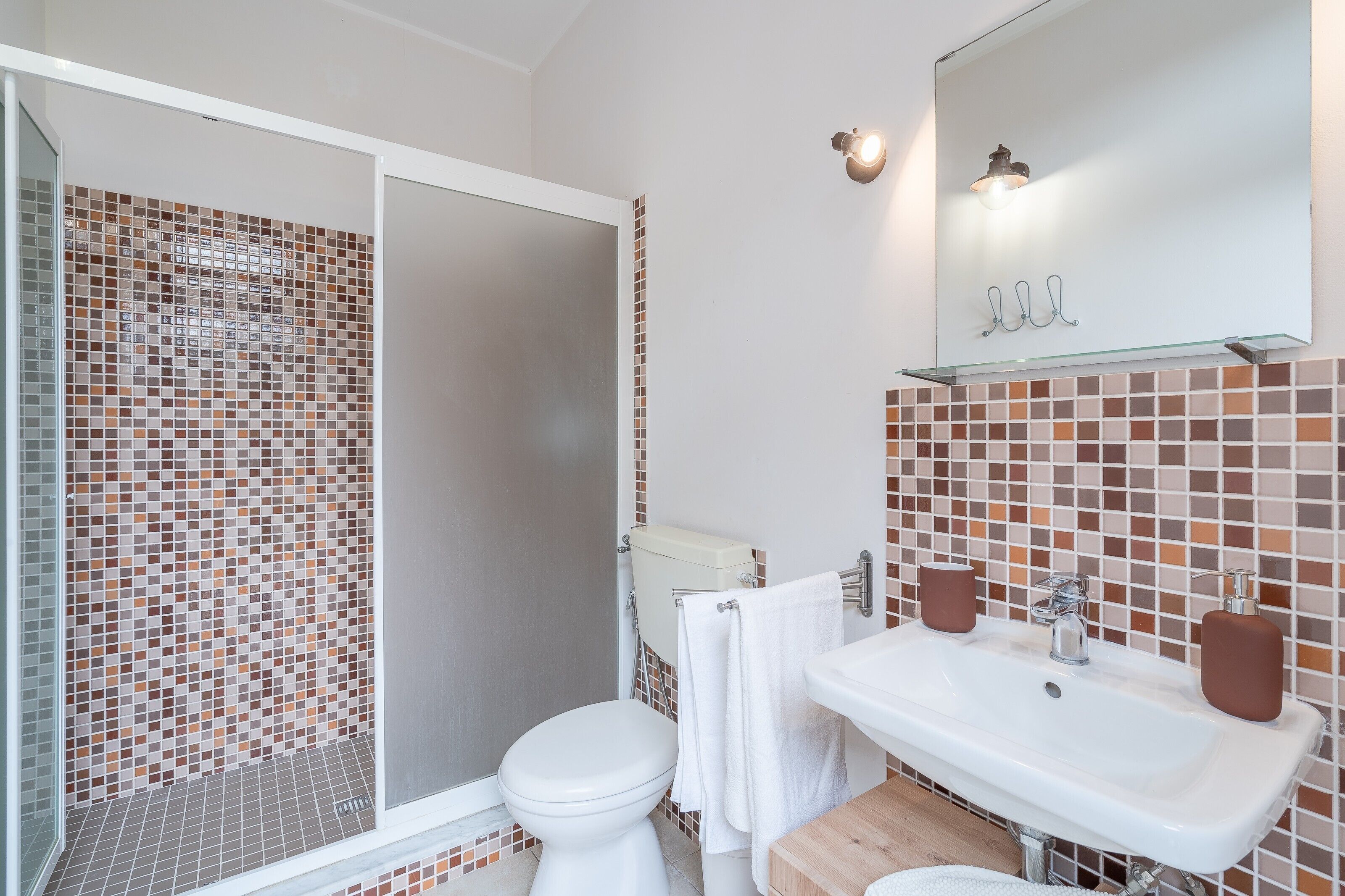 Douche, articles de toilette gratuits, sèche-cheveux